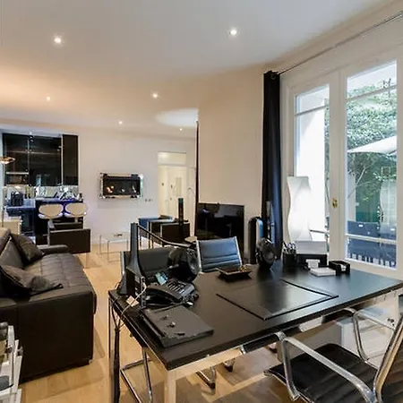 Luxury Flat With Patio Garden Apartment *