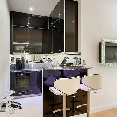 Apartment Luxury Flat With Patio Garden