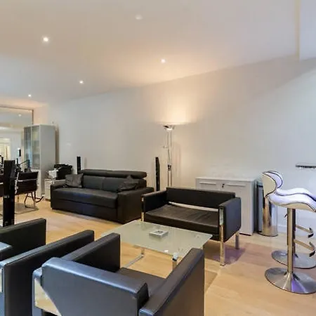 Luxury Flat With Patio Garden Apartment *