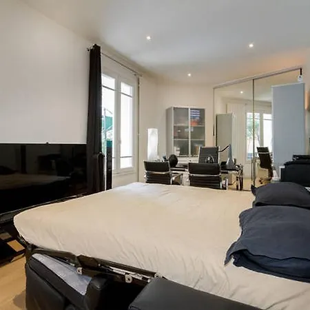 Luxury Flat With Patio Garden Apartment