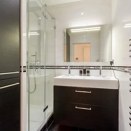 Luxury Flat With Patio Garden Apartment *