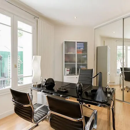 Appartement Luxury Flat With Patio Garden Parijs